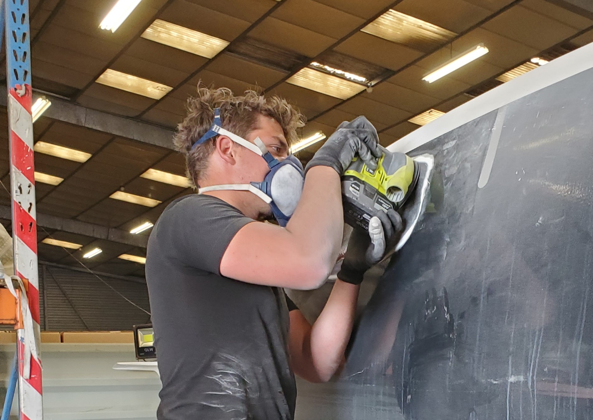 Réparation d'un flotteur de L'Hydroptère | Refit of an L'Hydroptère's float
